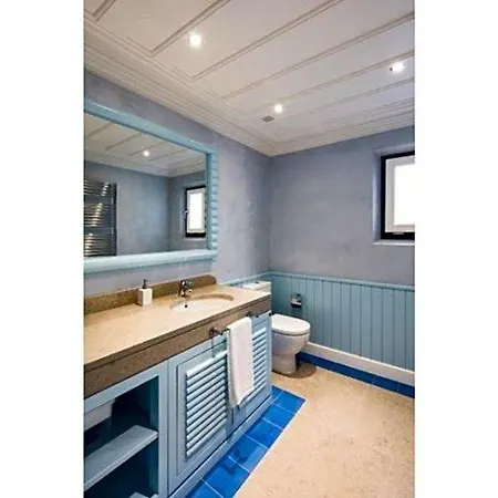 Sleeps 8 Pool Air Con Wifi