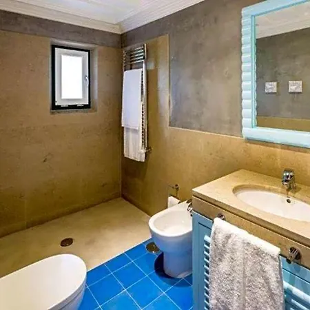 Villa Sleeps 8 Pool Air Con Wifi